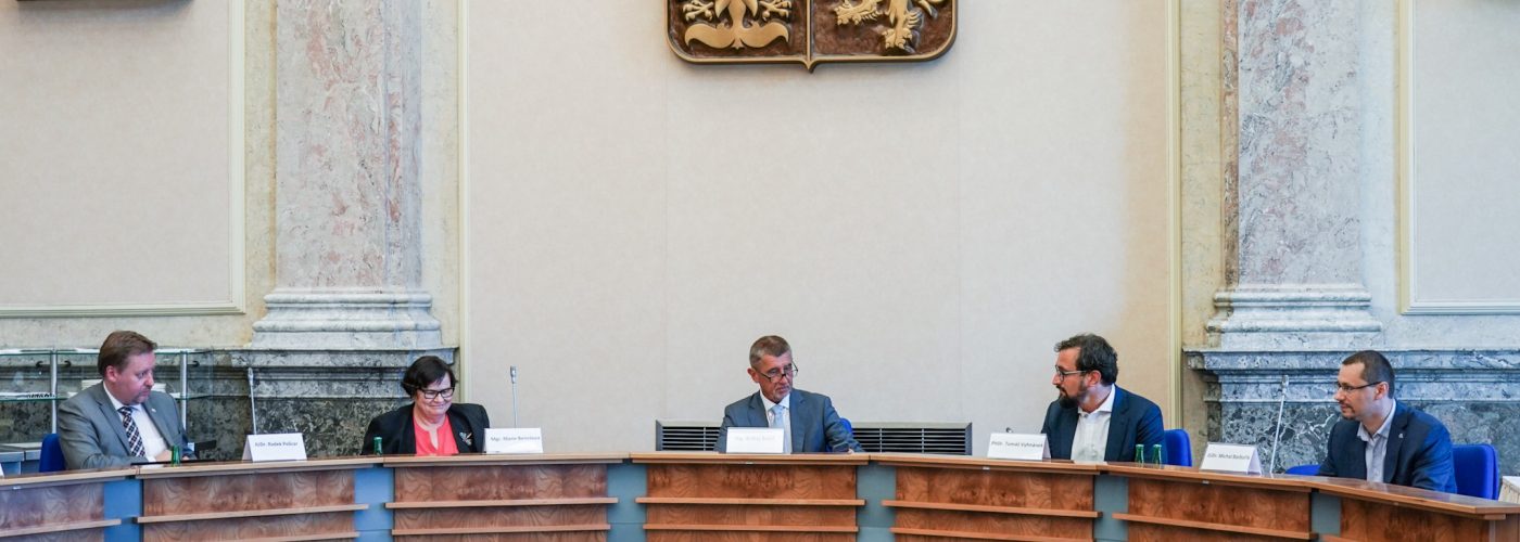 Jste lobbista? Tak se registrujte… Novela zákona o lobbingu 'schůzkám na pumpě' nezamezí