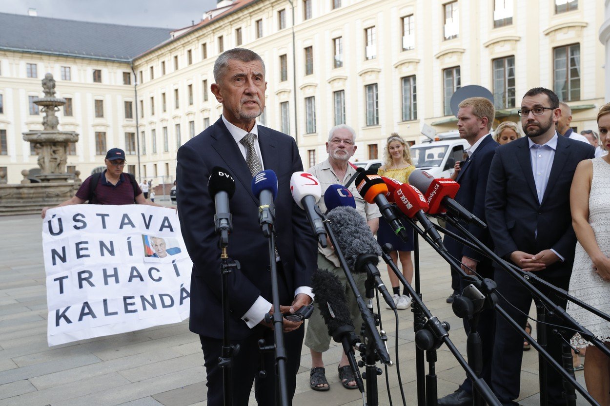 Ústavní žaloba na prezidenta: Když se topí premiér a Senát mu hodí záchranné lano