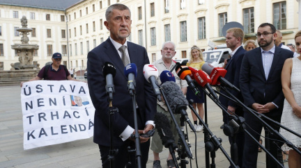 Komentář: Ústavní žaloba na prezidenta: Když se topí premiér a Senát mu hodí záchranné lano