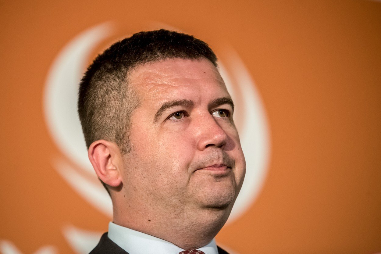Prezident se pohybuje jasně mimo ústavu, tvrdí Hamáček