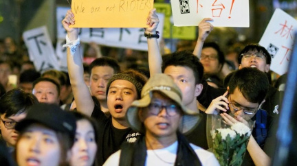 'To vy jste nás naučili, že mírumilovné pochody k ničemu nevedou.'Protesty proti čínskému vlivu v Hong Kongu se radikalizují