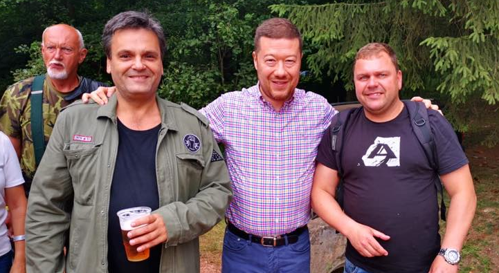 Kdo fouká do ohně nenávisti? Podle vnitra se nitky sbíhají u Okamurovy SPD