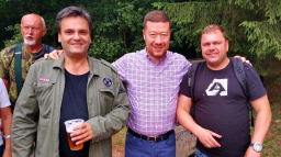 Kdo fouká do ohně nenávisti? Podle vnitra se nitky sbíhají u Okamurovy SPD