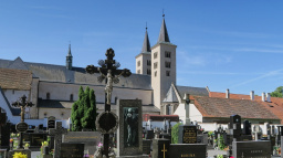 Klášter založený šlechticem a tradiční maškary
