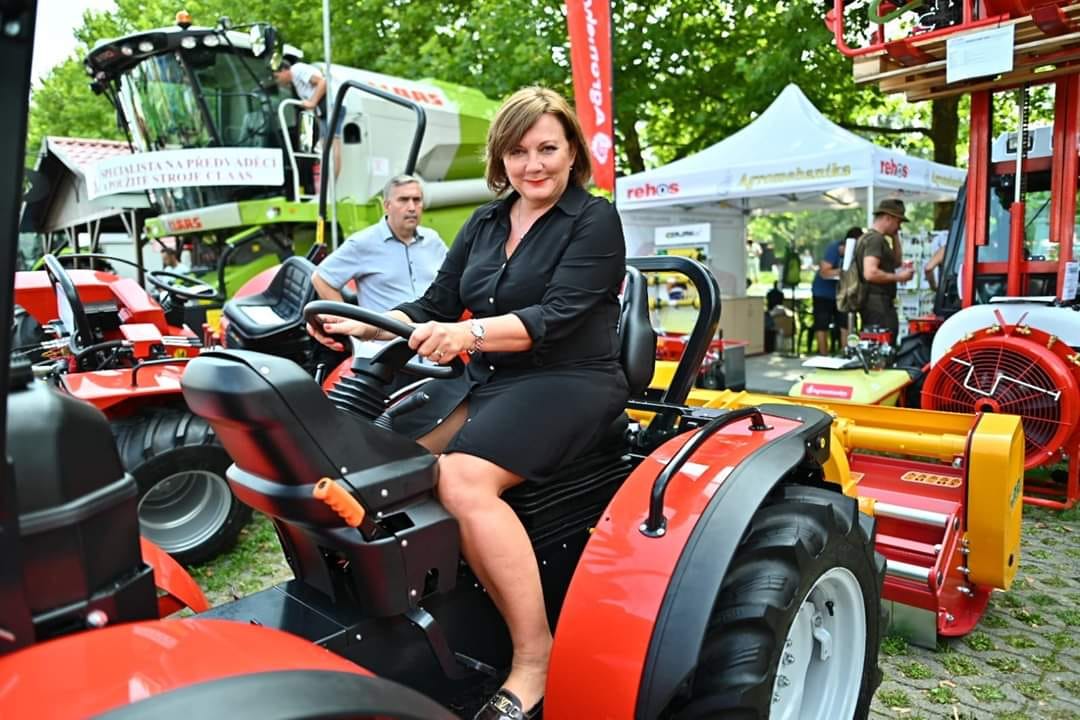 Čechie z financí dřepí na traktoru a vyorává miliardy