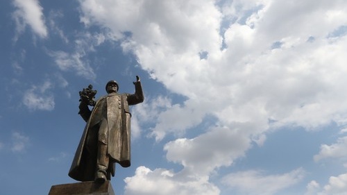 Vedení Prahy 6 nechalo zakrýt sochu maršála Koněva