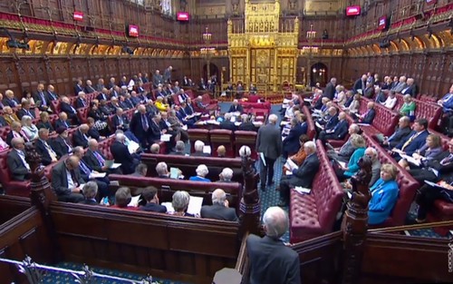 Sněmovna lordů schválila návrh zákona proti brexitu bez dohody