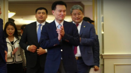 Další problém firmy Zemanova čínského poradce. Jedné ze společností CEFC hrozí vyloučení z burzy