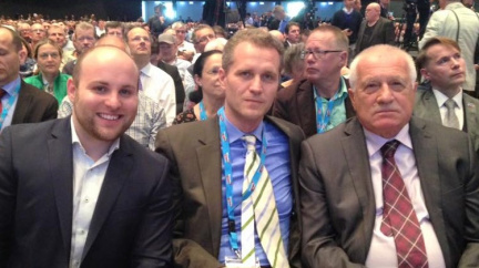 Trikolóra se rozhlíží po partnerech v cizině. S AfD vypomůže Václav Klaus senior