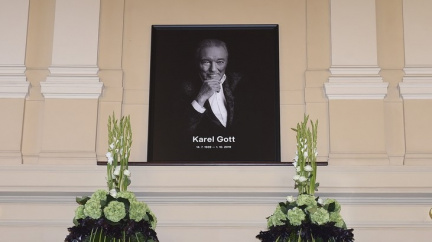Komentář: Karel Gott byl bůh desakralizované společnosti