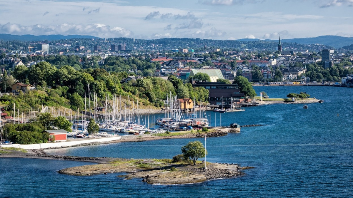 Město uprostřed zeleně a nahatých soch