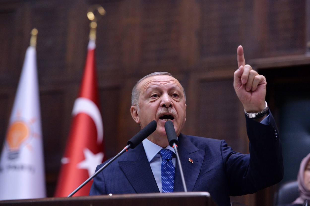 Zvládnu uprchlíky, slibuje Turkům Erdogan. Z jeho vlastní strany ale utíkají desítky tisíc členů