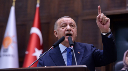 Zvládnu uprchlíky, slibuje Turkům Erdogan. Z jeho vlastní strany ale utíkají desítky tisíc členů