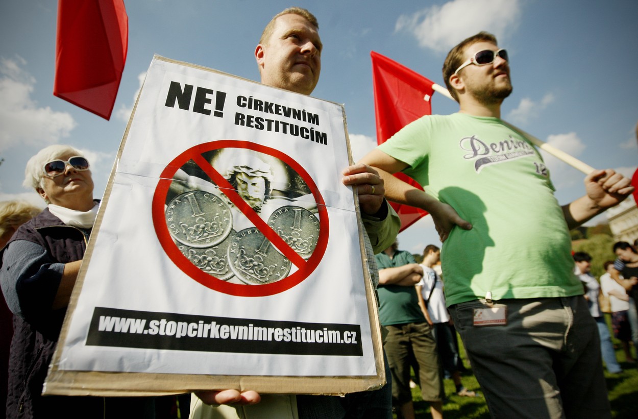 Zdanění církevních restitucí: Když se z lidí dělají hlupáci