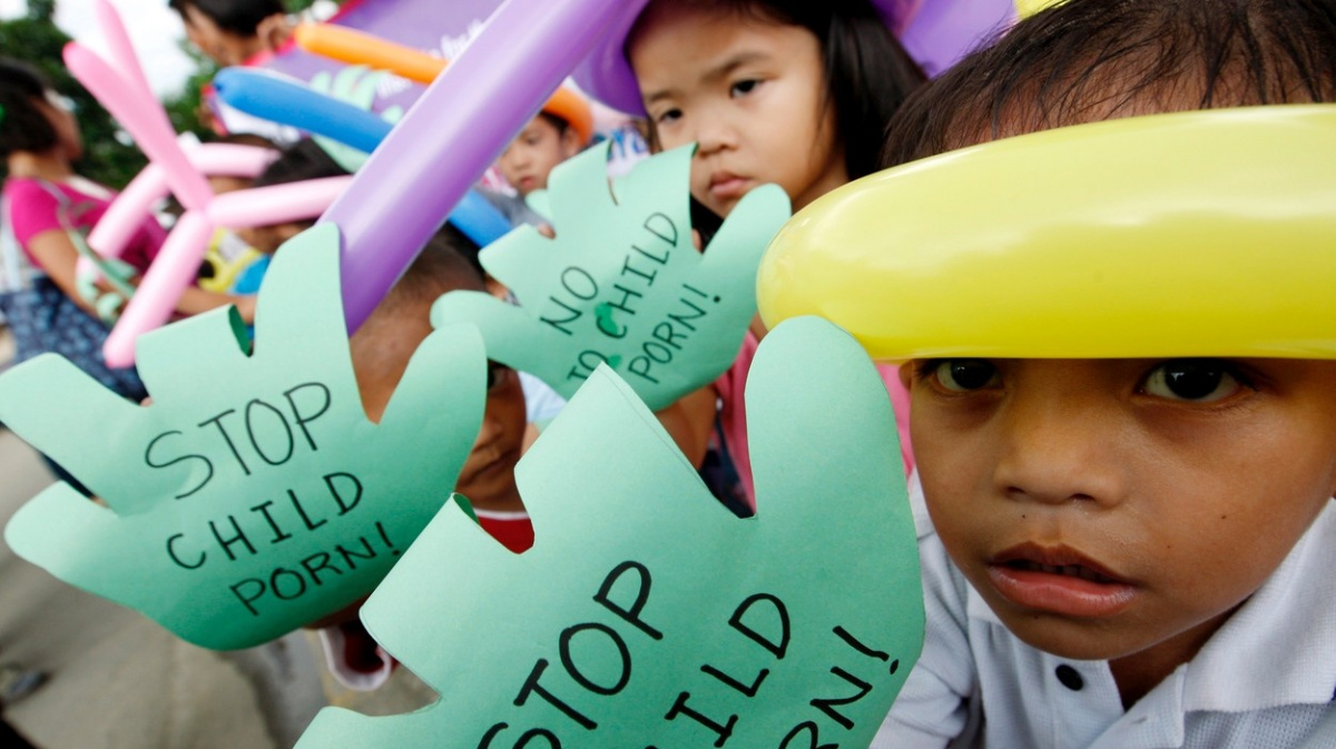 Největší kauza dětské pornografie: Přes 300 zadržených, podezřelí jsou i z Česka