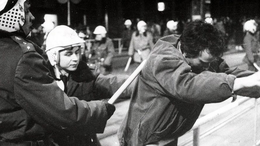 Čtvrtina Čechů neví, kdy začala sametová revoluce. Každý patnáctý říká, že se žádný zločin komunismu nestal