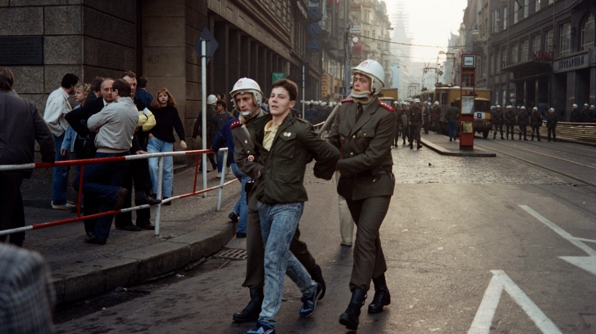 Demonstrace, která stojí ve stínu Listopadu