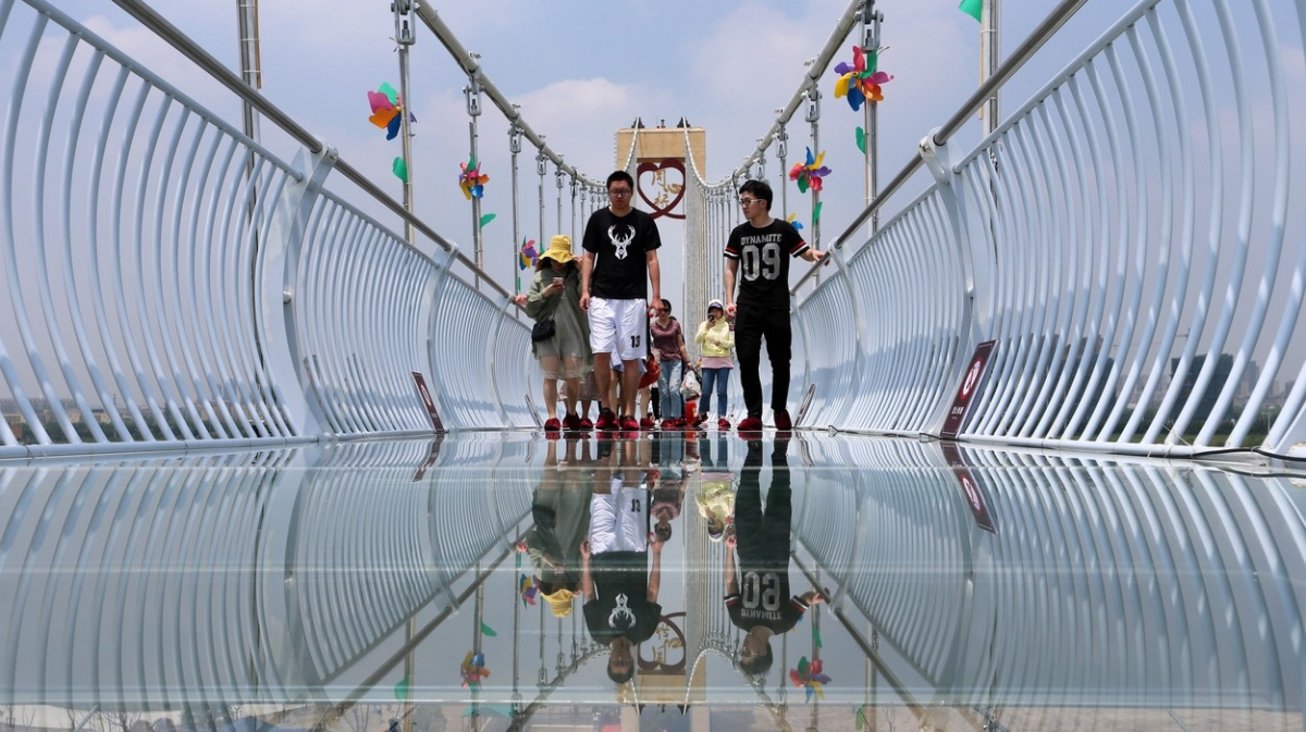 Čínské skleněné mosty mají utrum. Jejich bezpečnost má své mouchy