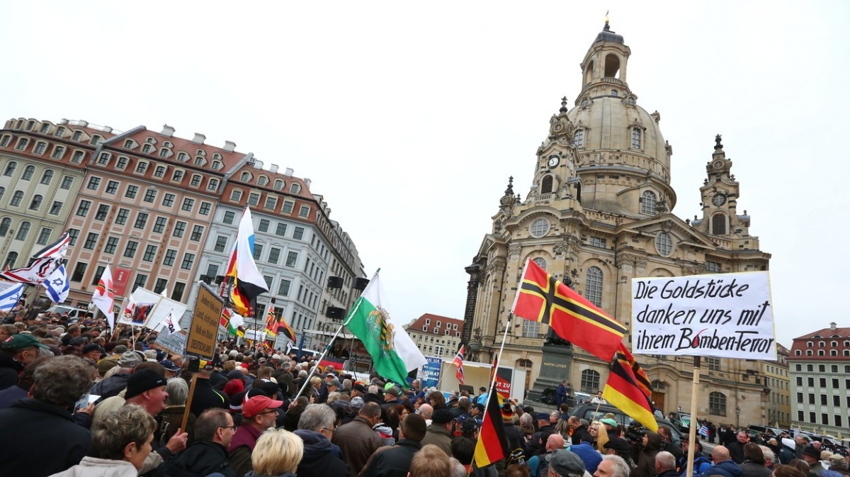 Neonacisté v Drážďanech. Žádný nouzový stav, zato dlouholetý problém, který sahá i do Česka