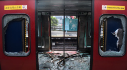 Jako po bitvě: Demonstrace ochromily Hongkong