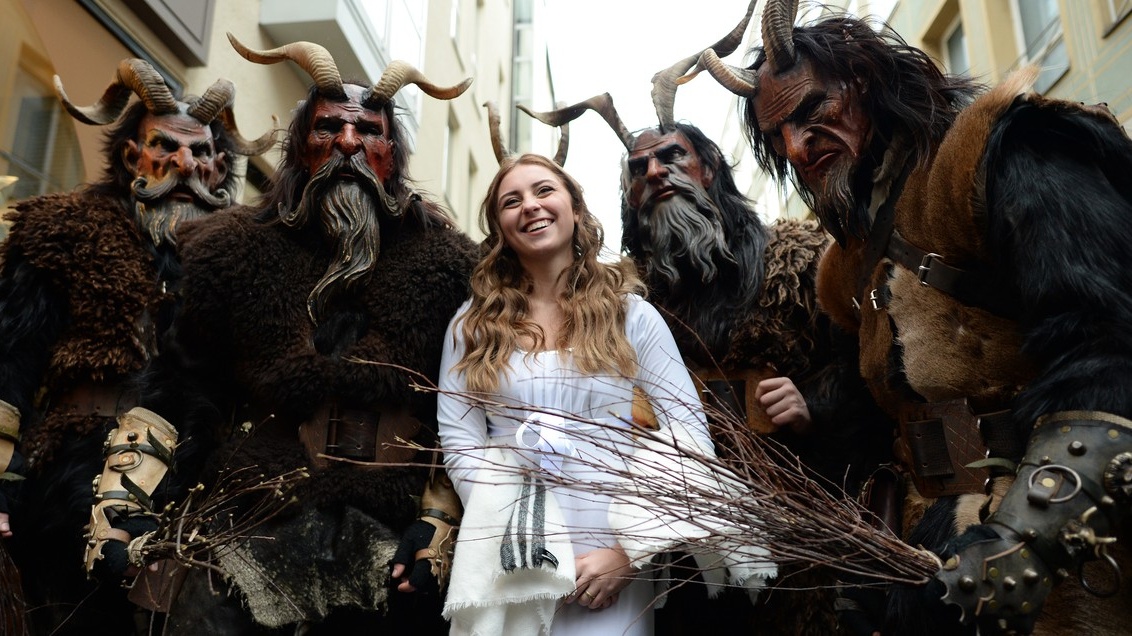 Masky hrůzostrašných čertů mohou stát i 65 tisíc korun