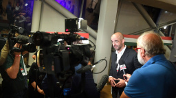 I Orbán má svého Ovčáčka. Udržuje pocit války a tweetuje v kadenci samopalu