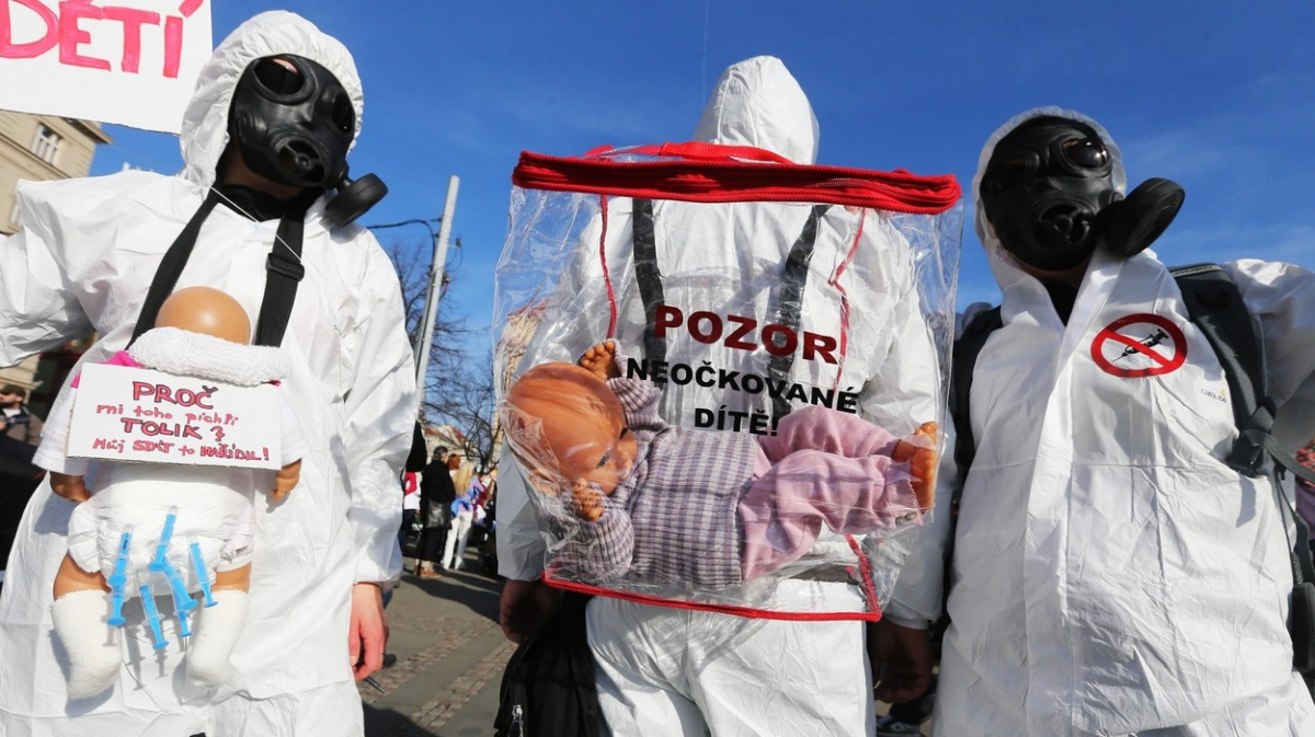 Více informací, ale i represe: stát si chce došlápnout na odmítače očkování
