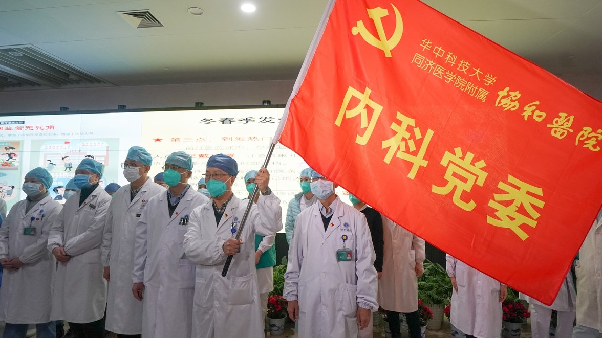 Lékaři-úderníci bojují s koronavirem. Pomůžou srp a kladivo