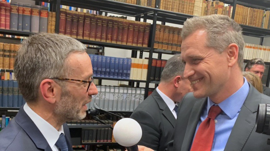 Krajní pravice v Německu a Rakousku znovu na námluvách. I tentokrát je u toho Čech Bystroň