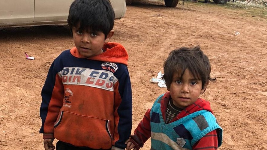 U hranic s Tureckem se tísní statisíce uprchlíků z Idlibu. Jsou v pasti, říká humanitární pracovník