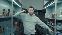 Král šílenců Eminem v novém klipu zvrací LEGO a dostává pěstí