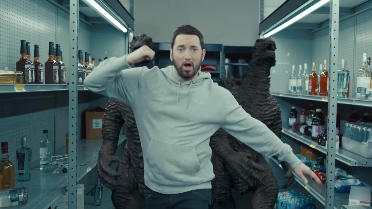 Král šílenců Eminem v novém klipu zvrací LEGO a dostává pěstí