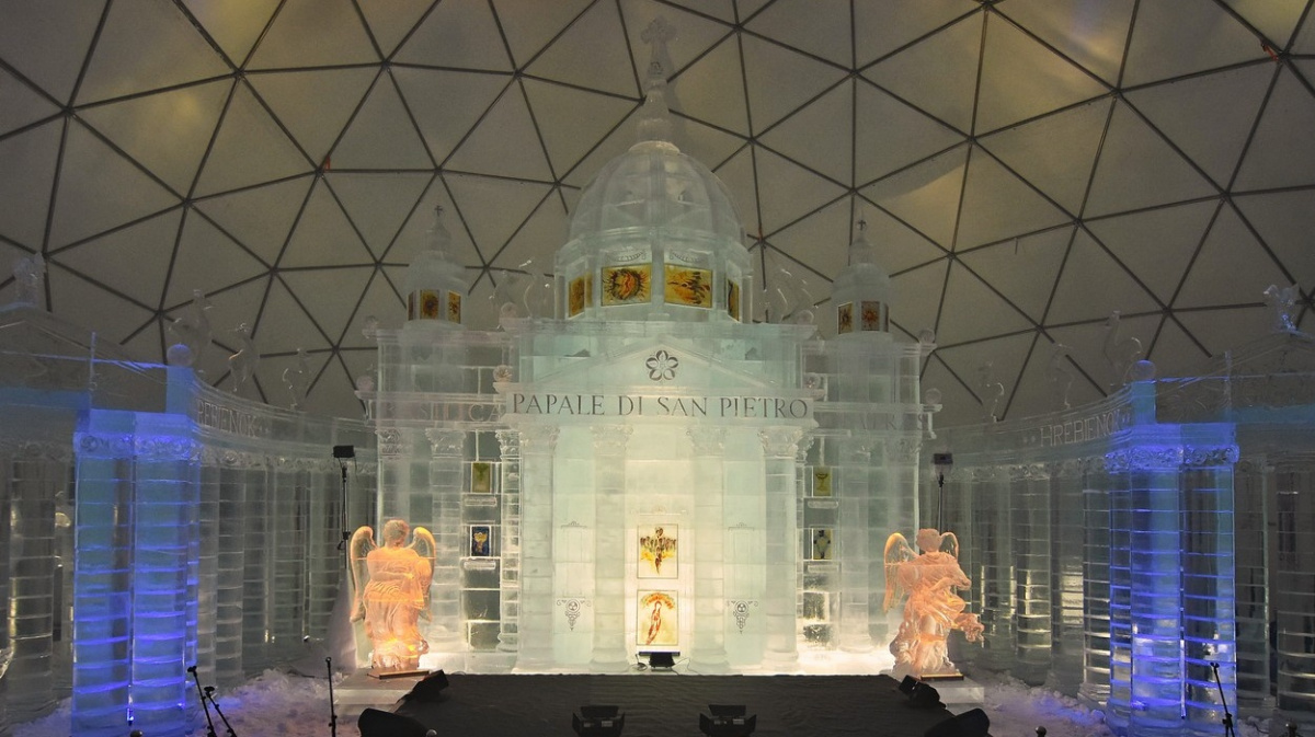 Řezbáři dokážou vytesat cokoliv: Sochy vznikají z ledu, sněhu i písku