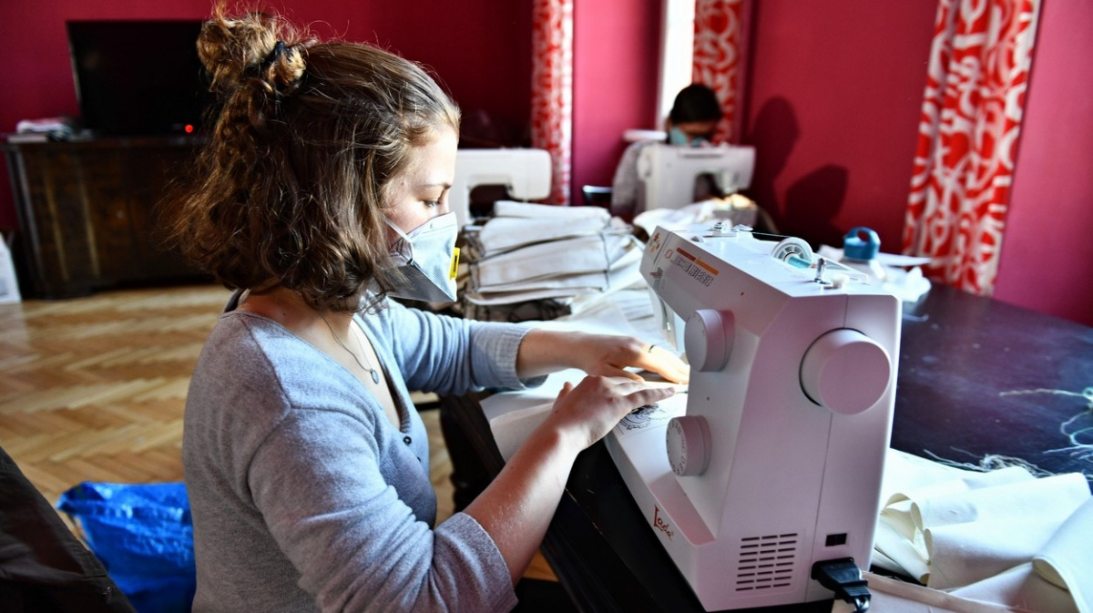 Nedostatek roušek: Na co nestačil stát, vyřešily zlaté české ručičky