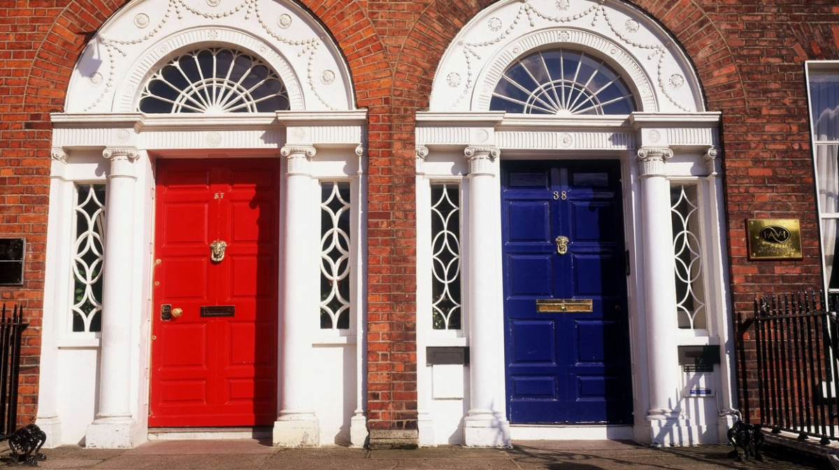Barevné dveře jako skulinka v předpisech a výraz individuality