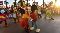 Bizarní zákazy v nejslavnějším zábavním parku. Co si s sebou nesmíte vzít?