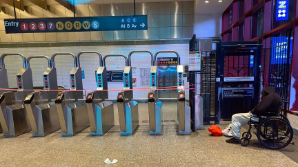 Poprvé za 115 let! Metro v New Yorku kvůli koronaviru v noci stojí