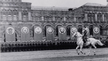Jak Stalin po pádu z koně odpískal zlatý hřeb slavné přehlídky