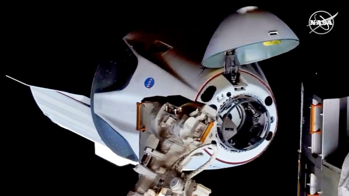 ŽIVĚ: První soukromá loď s lidskou posádkou letí vesmírem