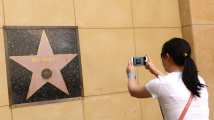Proč není jedna hollywoodská hvězda na chodníku, ale na zdi