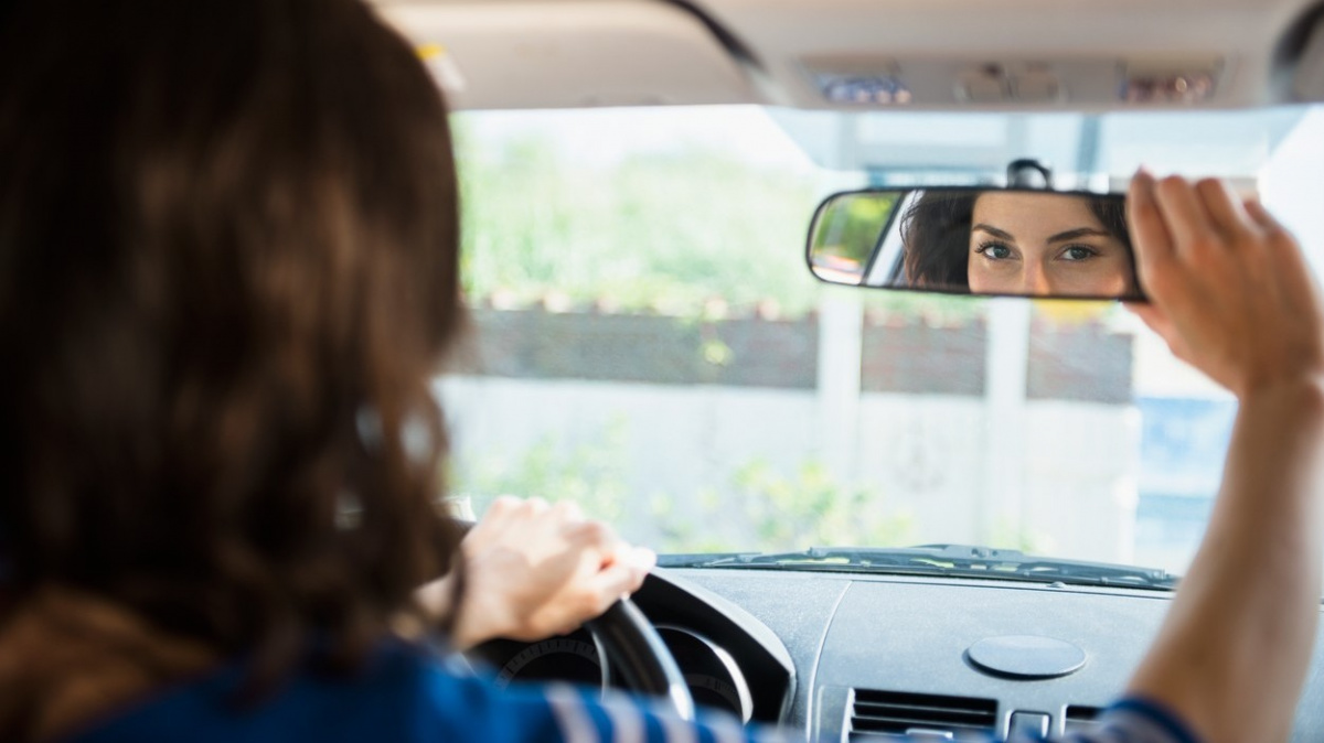 Kdo vlastně vymyslel zpětné zrcátko? Račte si vybrat...