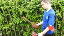 Štěstí začátečníka: Desetiletý chlapec s detektorem našel až 300 let starý meč