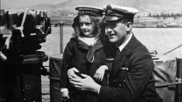 Jak se uštknuté děvčátko stalo námořnicí