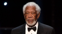 Proč má Morgan Freeman v uších zlaté kroužky