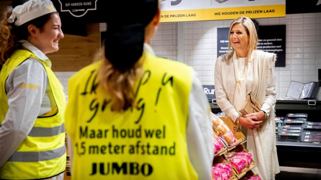 Zastavte se u pokladny na kus řeči Do supermarketu Jumbo zavítala i nizozemská královna Máxima