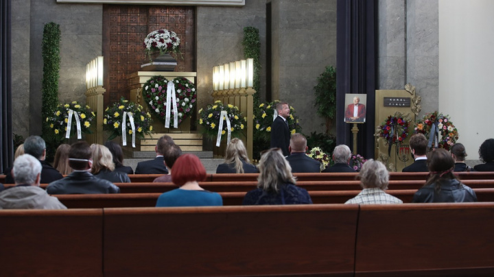 Limonádový Joe vyrazil na poslední cestu skromně, zato se slavnou písní