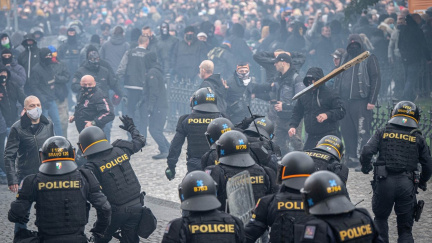Aktualizováno: Protest odpůrců proticovidových opatření skončil bitkou s policií
