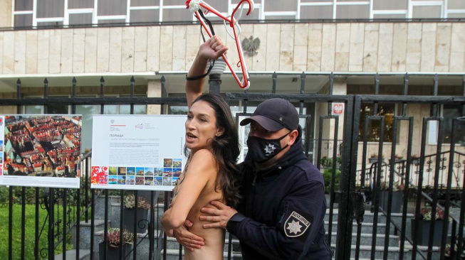 Umožněte Polkám interrupce v ČR, vyzvali Piráti vládu Aktivistka hnutí Femen protestovala před polským velvyslanectvím v Kyjevě proti zpřísnění protipotratového zákona