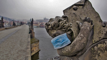 Rekordní nárůst nakažených i mrtvých, platí noční zákaz vycházení