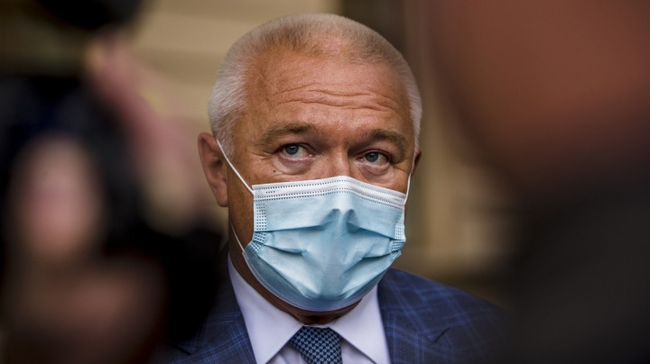 Faltýnek si klidně vyrazil do Španělska, Babišovi se to nelíbí